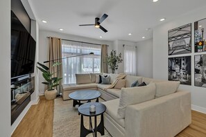 Living area - ☀︎ 2-Bed, 2.5-Bath East Nashville Townhome with Rooftop Deck, 1mi to Stadium ☀︎ (Nashville)