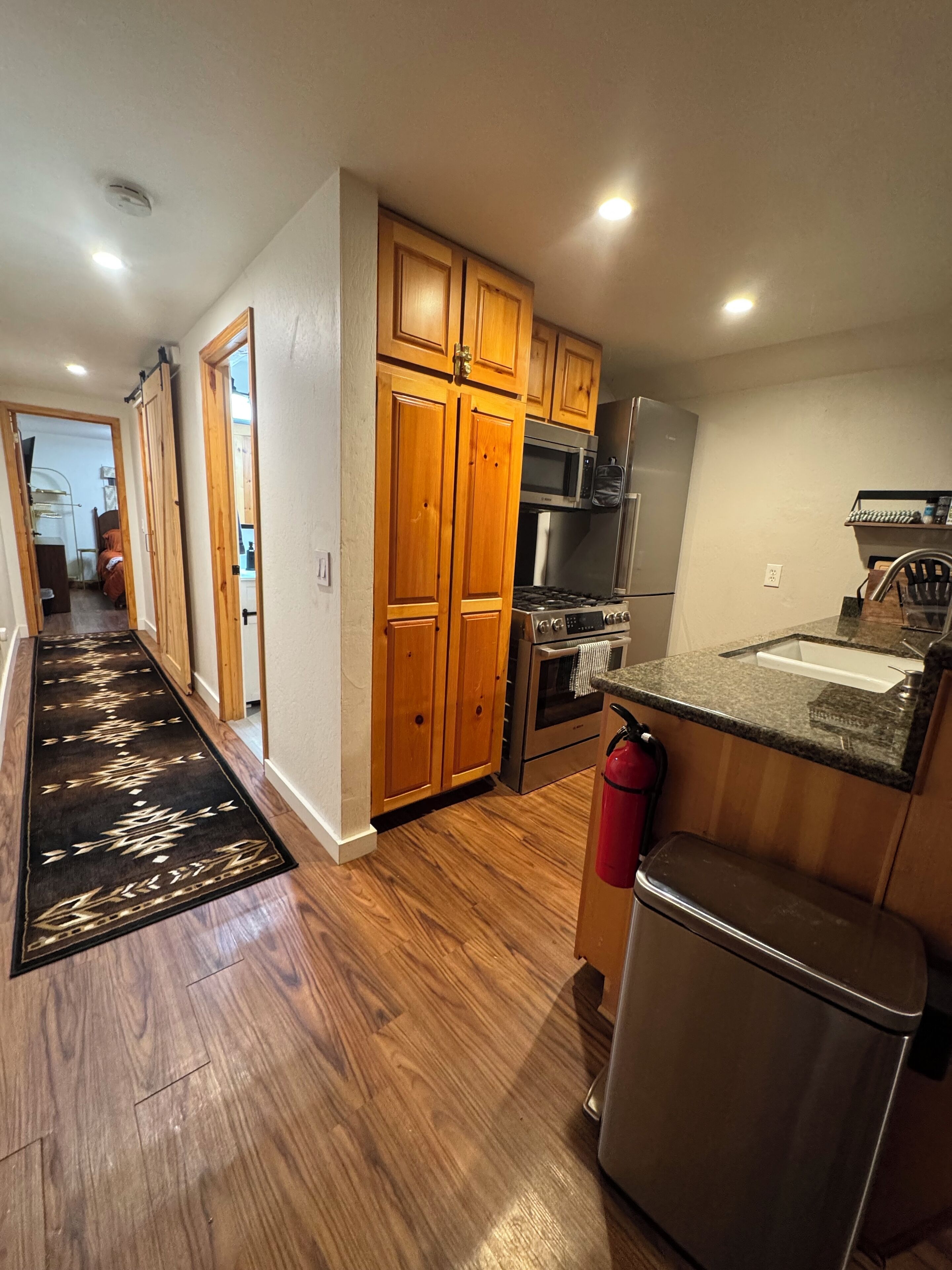 ثلاجة، ميكروويف، فرن، موقد طهي مسطح