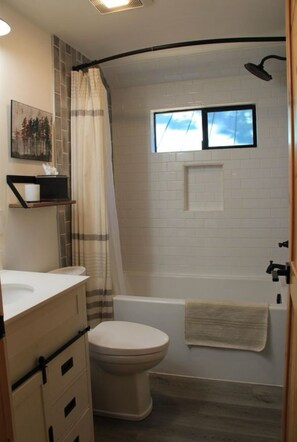 Séchoir à cheveux, serviettes fournies, savon, shampooing