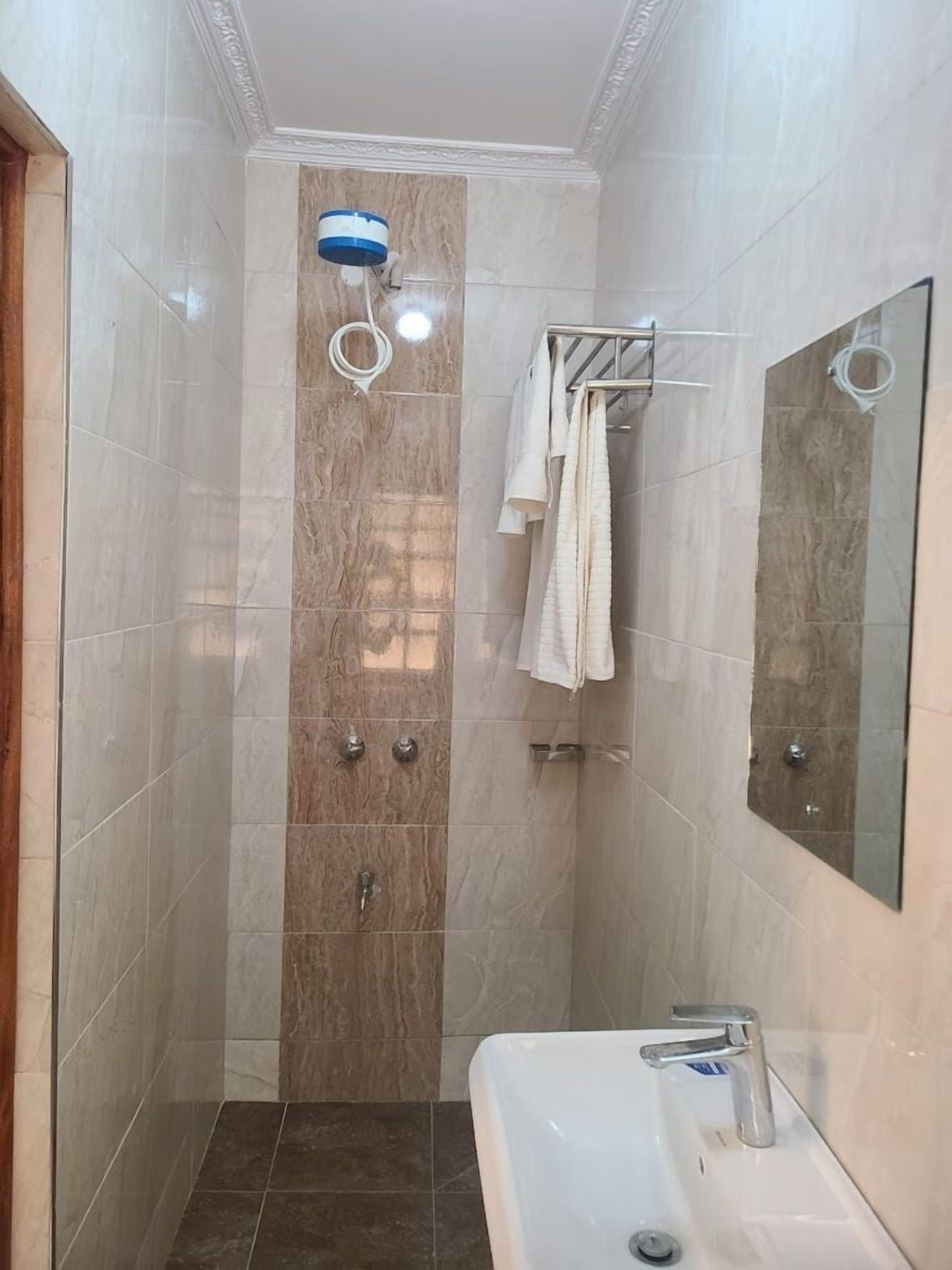 Deluxe Double Room, Garden View | Bathroom | Shower, free toiletries, slippers, towels