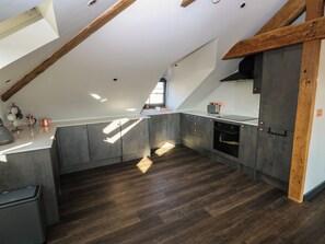 Cookware/dishes/utensils - 11 Brython Place (Tenby)