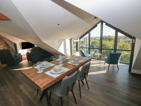 Dining - 11 Brython Place (Tenby)