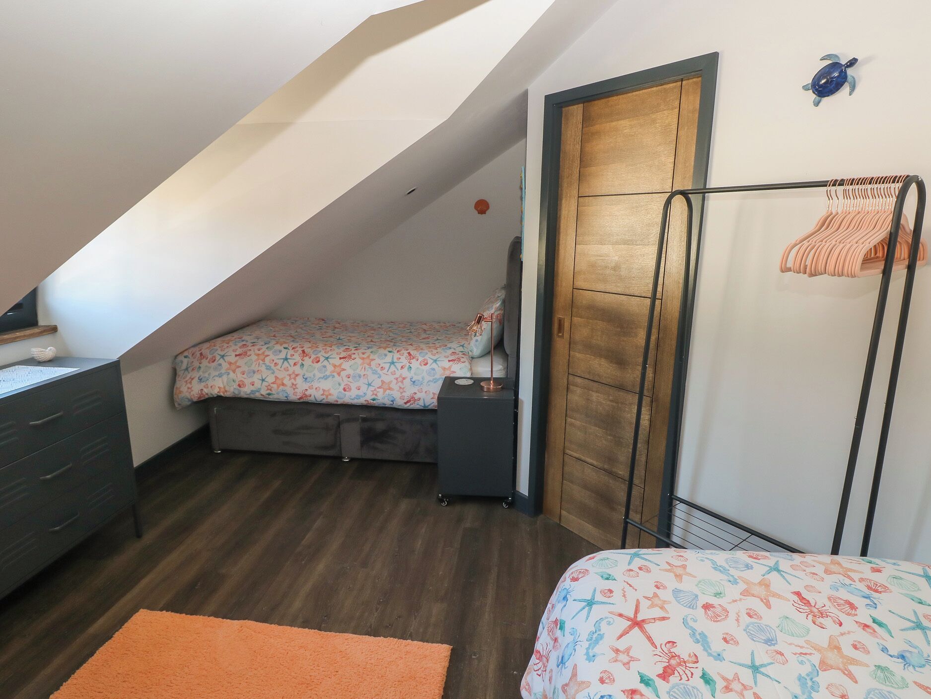 2 Schlafzimmer, individuell dekoriert, individuell eingerichtet