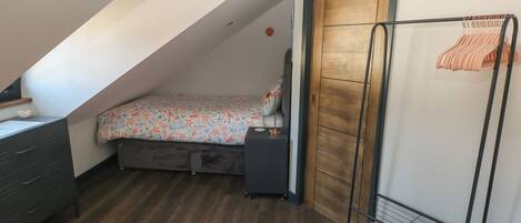 2 bedrooms, individually decorated, individually furnished, free WiFi