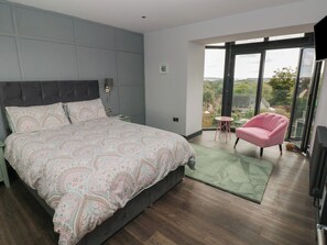 Cottage | 3 bedrooms, individually decorated, individually furnished, free WiFi - 9 Brython Place (Tenby)