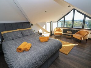 3 makuuhuonetta, yksilöllisesti sisustettu, yksilöllisesti kalustettu