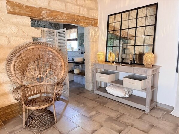 المنشأة من الداخل