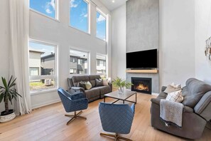 Living area - *NEW* Prestigious 5BED Home | 25MINS 2DT (Ottawa)