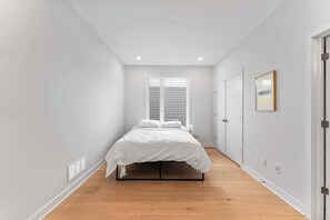 5 bedrooms, iron/ironing board, WiFi, bed sheets