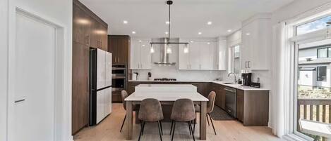 Jääkaappi, mikroaaltouuni, uuni, liesi