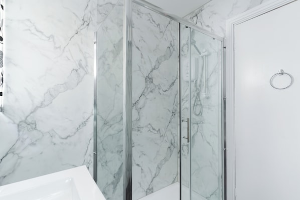 Dusche, Handtücher, Toilettenpapier
