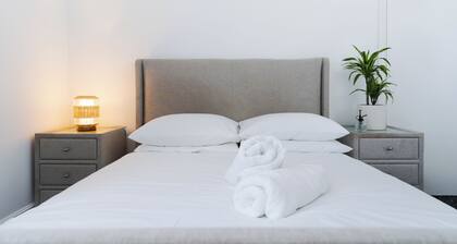 Posh & Modern | Mins to Attractions & Amenities