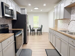 Refrigerador, microondas, horno y parrilla de estufa 