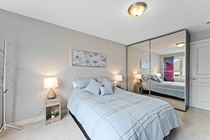 4 عدّة غرف نوم ومكواة/لوح كي وواي فاي وملاءات أسرّة