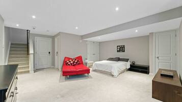 4 bedrooms, iron/ironing board, WiFi, bed sheets