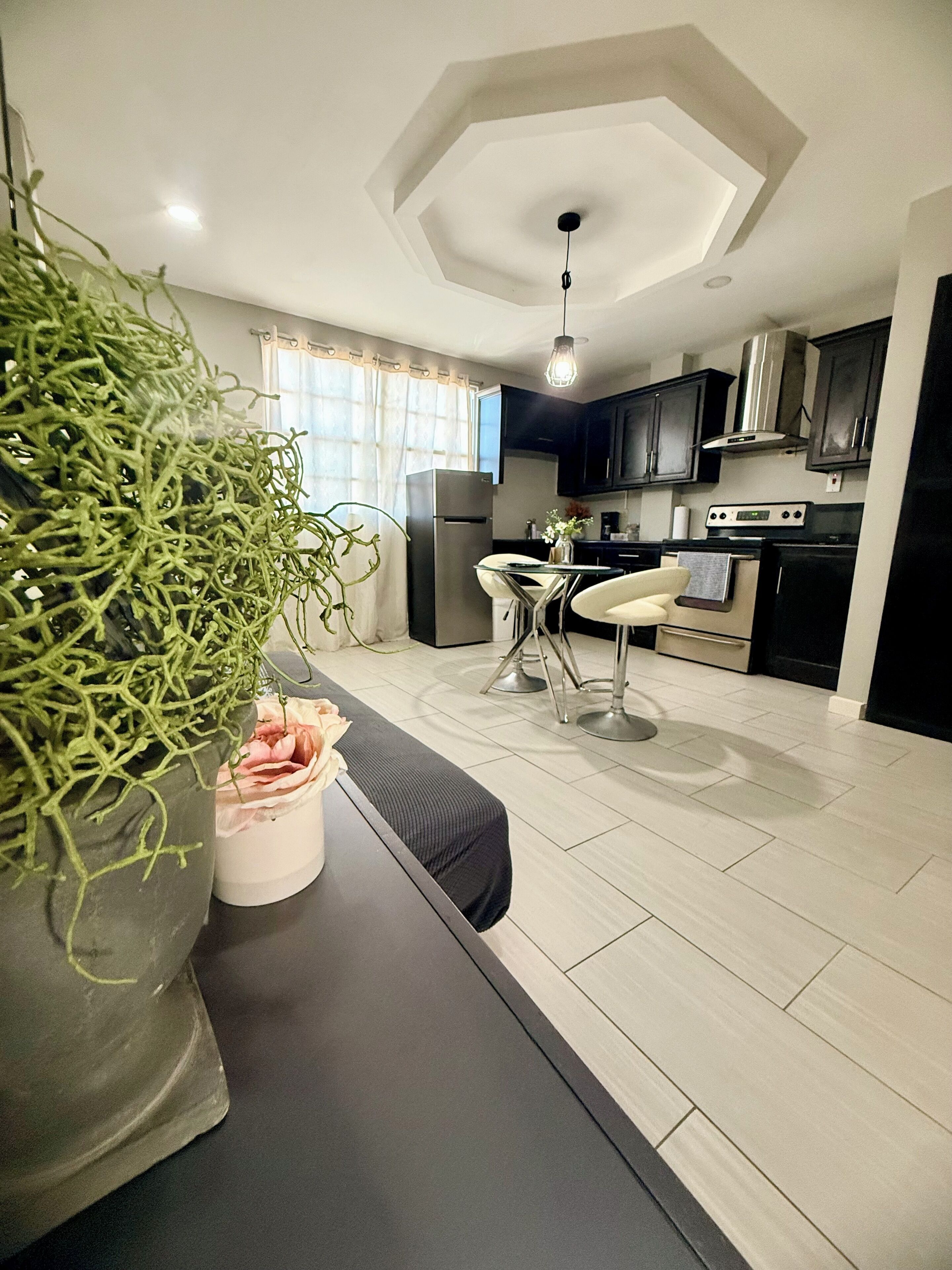 Frigorífico, microondas, horno y placa de cocina