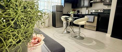 Frigorífico, microondas, horno y placa de cocina