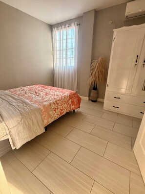 2 habitaciones, tabla de planchar con plancha y wifi gratis 
