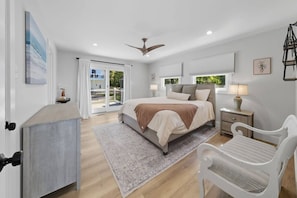 4 chambres, bureau, fer et planche à repasser, lit de bébé portatif