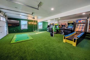 Game room - The Waterfront Retreat- *With Sauna and Hot Tub!* (Chestertown)