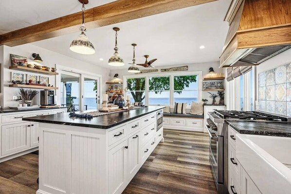 Fridge, microwave, oven, dishwasher - The Waterfront Retreat- *With Sauna and Hot Tub!* (Chestertown)