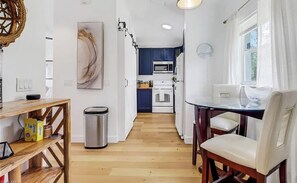 Four Ă micro-ondes, un four, surface de cuisson, lave-vaisselle