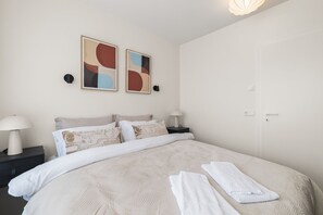Desk, iron/ironing board, WiFi, bed sheets