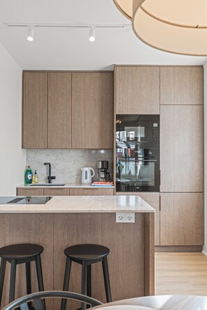 Een koelkast, een magnetron, een oven, een kookplaat