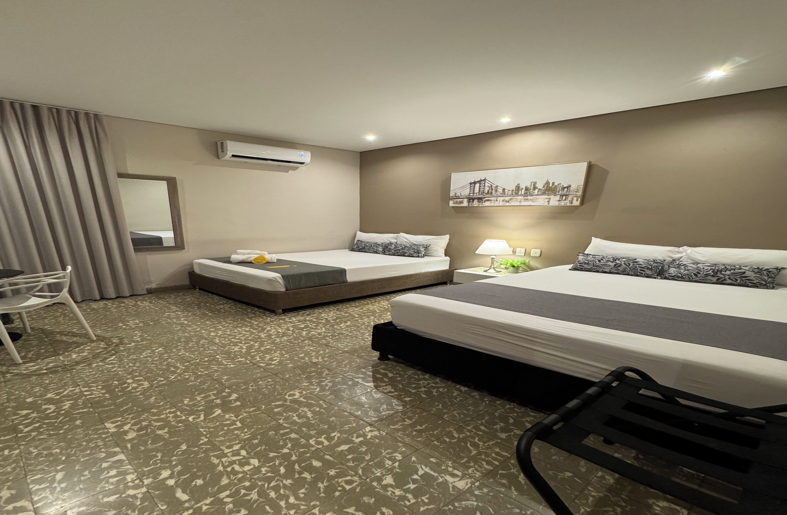 1 dormitori, escriptori, wifi gratuïta i roba de llit 