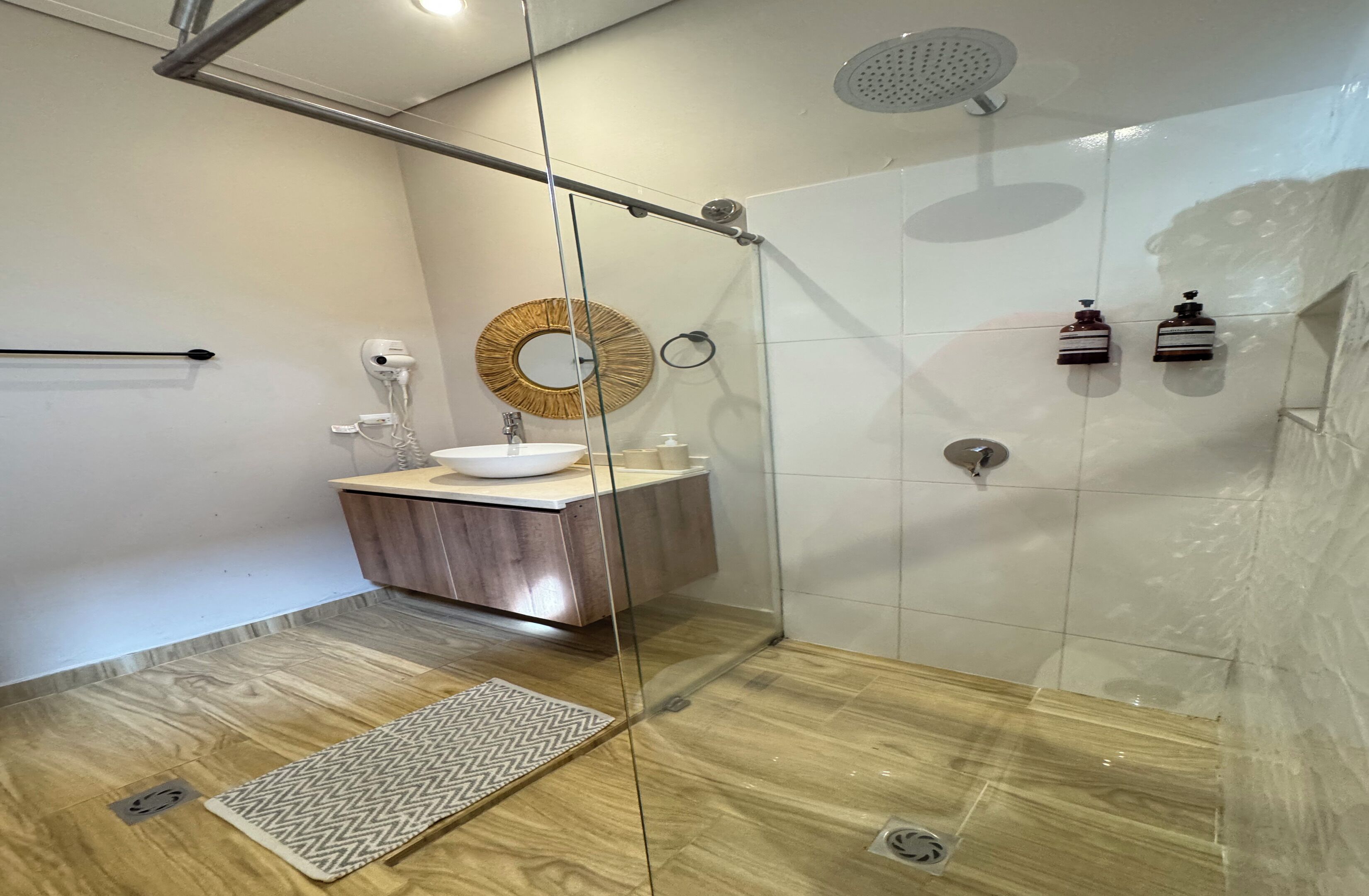 Sèche-cheveux, serviettes fournies