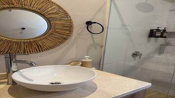 Secador de pelo y toallas