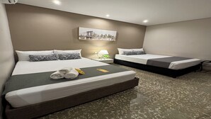 A hotel room with two beds, a nightstand with a lamp, a painting on the wall, and a towel on the bed. - Cómoda habitación Twin en Manga cerca al Centro (Cartagena)