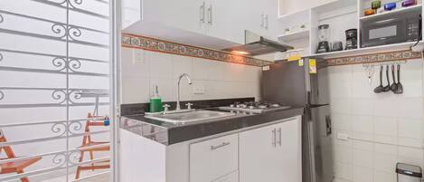 Frigorífico, microondas, placa de cocina y utensilios de cocina