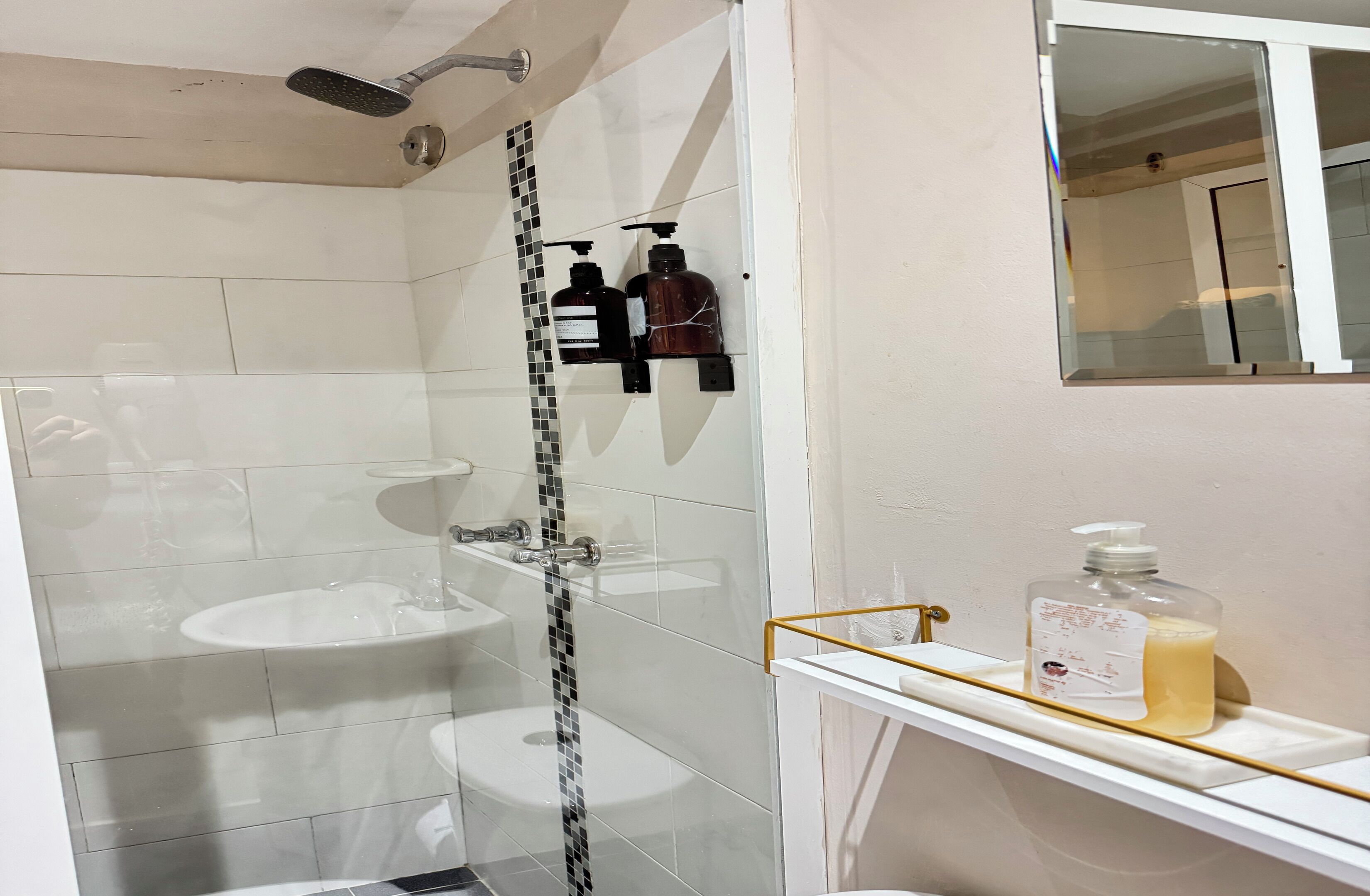 Sèche-cheveux, serviettes fournies