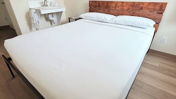 Deluxe Room, 1 Katil Ratu (Queen) | Peralatan tempat tidur premium, gebar bulu kapas, meja