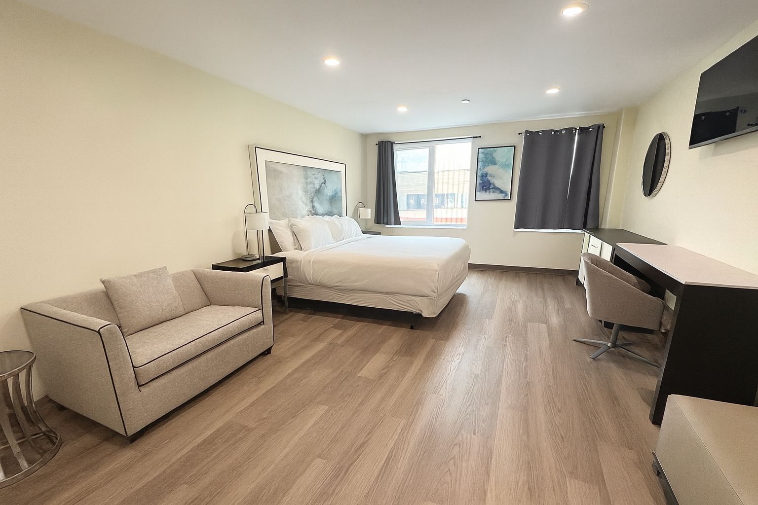 Deluxe Studio Suite | Premium bedding, down comforters, desk, laptop workspace