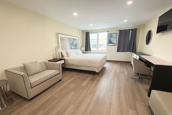 Deluxe Studio Suite | Premium bedding, down duvets, desk, laptop workspace