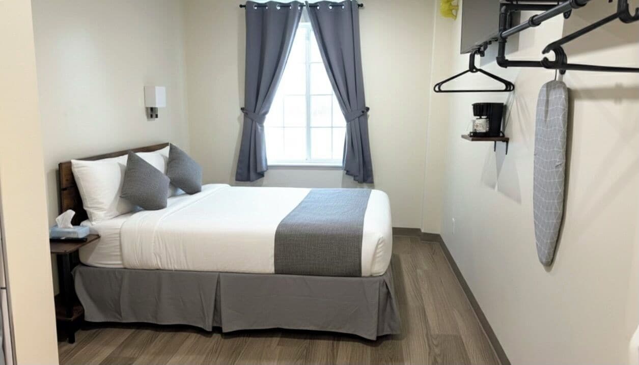 Habitación individual Deluxe, 1 cama de matrimonio | Ropa de cama de alta calidad, edredones de plumas, escritorio