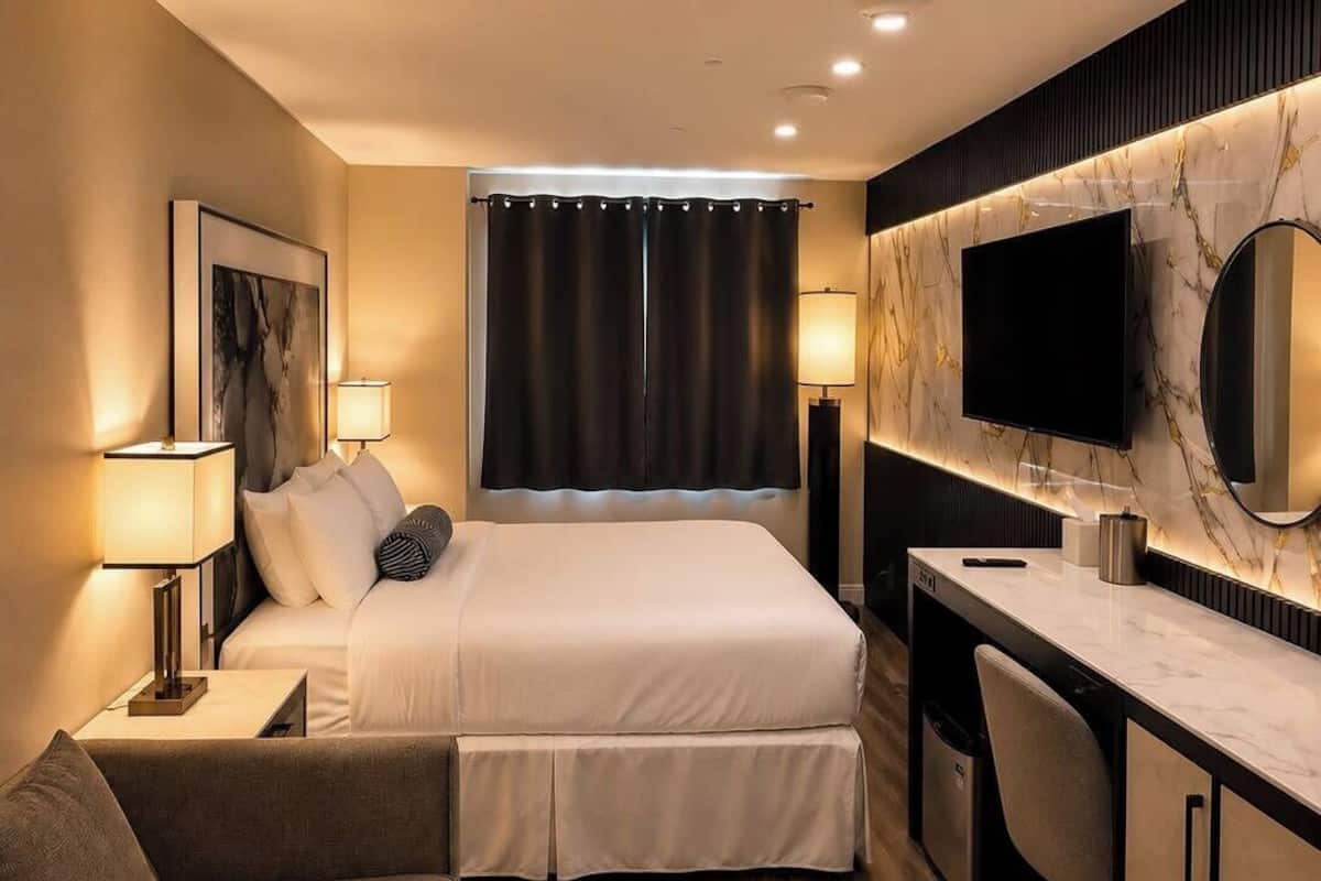 Suite estudio Deluxe | Ropa de cama de alta calidad, edredones de plumas, escritorio