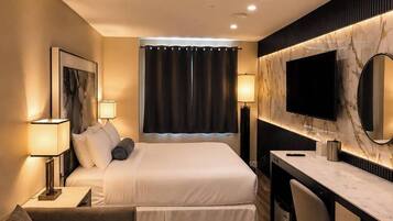 Deluxe studio suite | Luxe beddengoed, donsdekens, een bureau, een laptopwerkplek