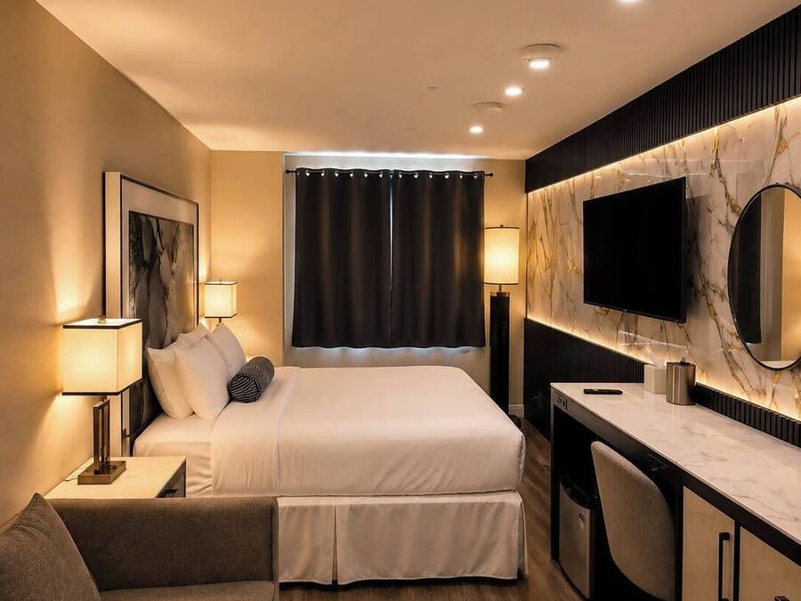Deluxe Studio Suite | Premium bedding, down comforters, desk, laptop workspace