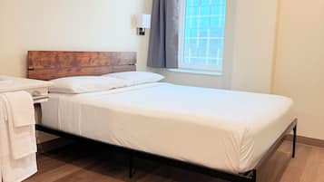Deluxe Room, 1 Queen Bed | Premium bedding, down duvets, desk, laptop workspace