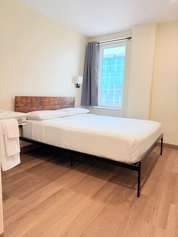 Habitación Deluxe, 1 cama Queen size | Ropa de cama de alta calidad, edredón y escritorio 