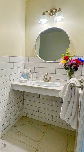 Regadera, amenidades de baño gratuitas, secadora de cabello, toallas