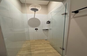 Secador de cabelo, toalhas de banho