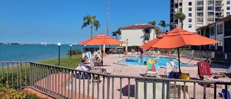 Een buitenzwembad en een verwarmd zwembad