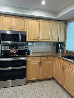 Four Ă micro-ondes, un four, surface de cuisson, lave-vaisselle