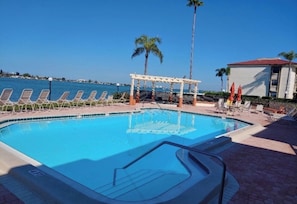 Piscine extérieure, piscine chauffée