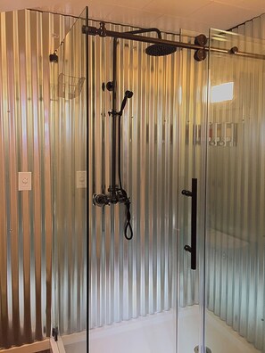 Shower, hair dryer, towels, soap - Experience Bend’s Dome Sweet Dome for a unique getaway (Bend)