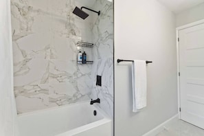 Séchoir à cheveux, serviettes fournies, savon, papier de toilette